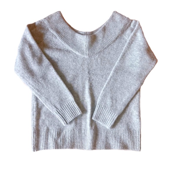 H&M Women’s V-Neck Off-the-Shoulder Knit Sweater Pullover Long Sleeve Top Size S - Picture 1 of 5